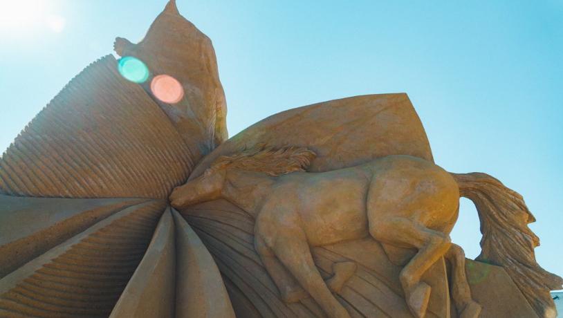 En hest svæver afsted i denne sandskulptur i Hundested Sandskulptur Park
